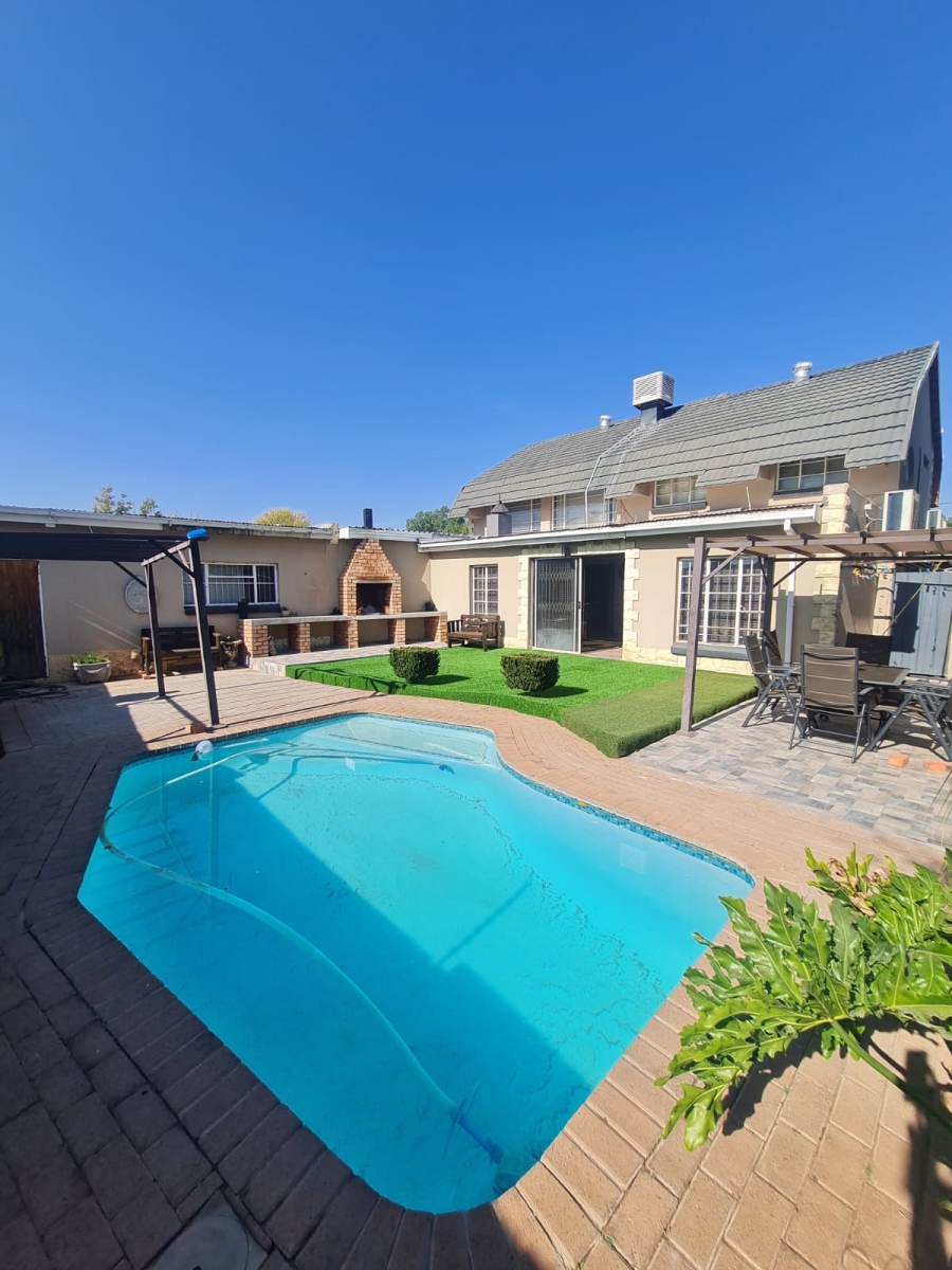 4 Bedroom Property for Sale in Rhodesdene Northern Cape